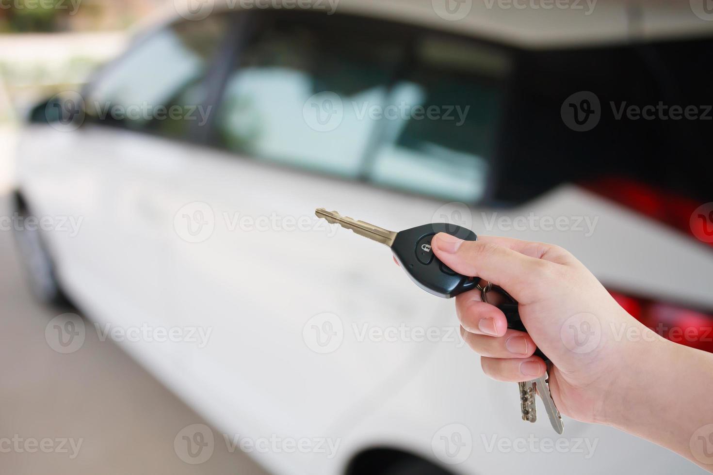 mulheres pressionam os sistemas de alarme de carro de controle remoto foto