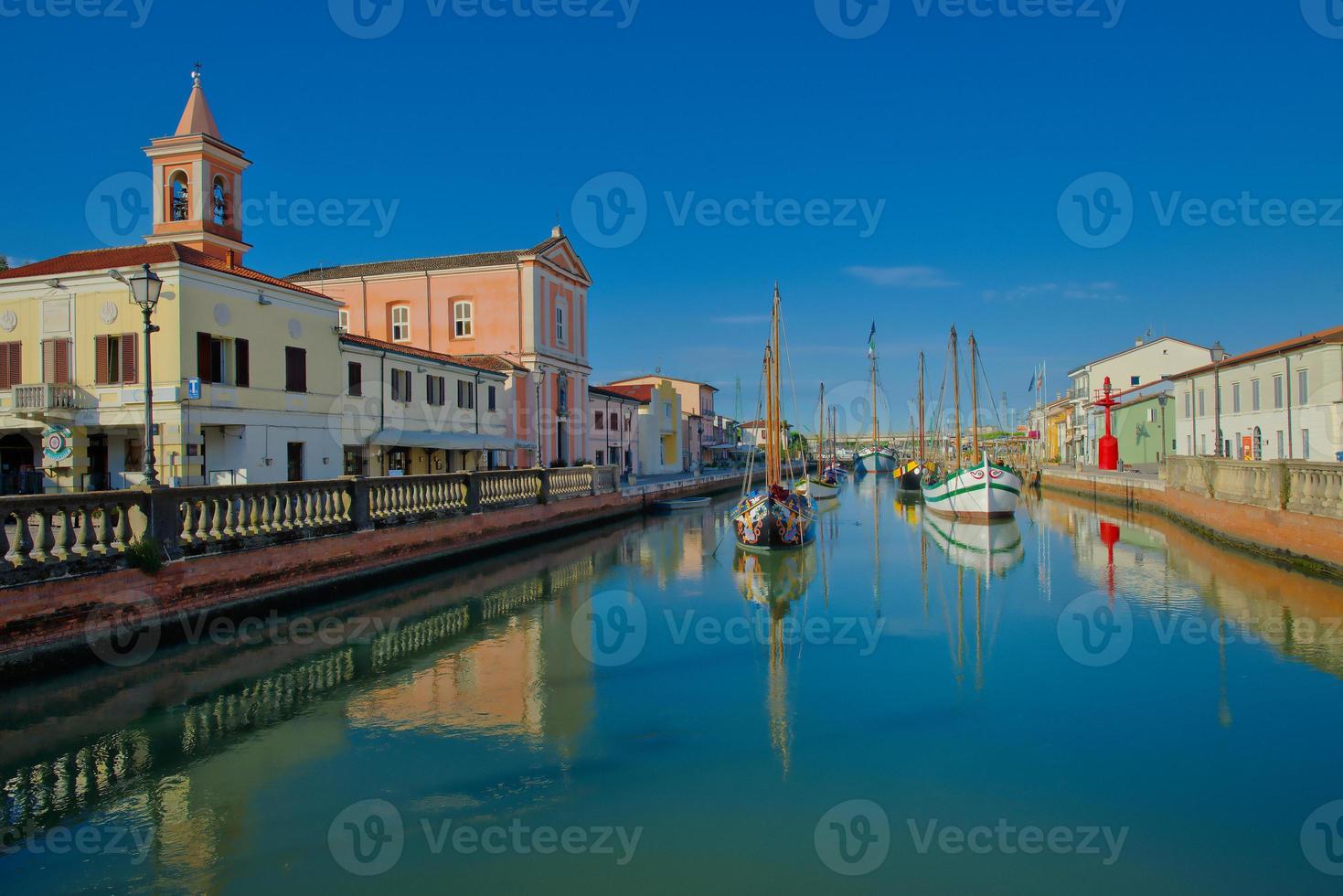 museu de barcos no porto do canal na igreja cesenatico e jibóia antiga foto