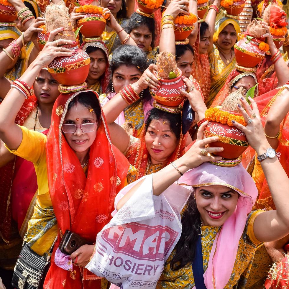 nova delhi, índia 03 de abril de 2022 - mulheres com kalash na cabeça foto
