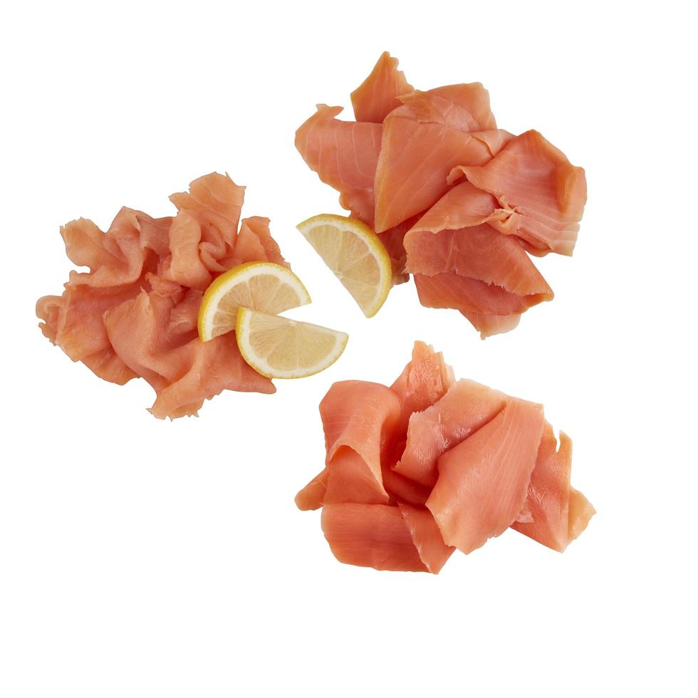 fatias de salmão defumado com goiabada e limão isolado no fundo branco foto