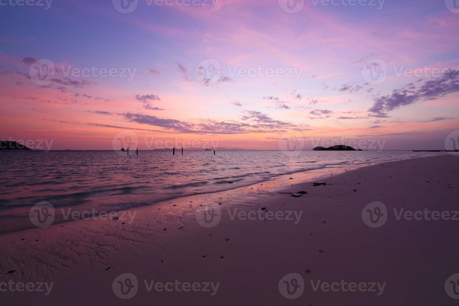 cena de lindo céu antes do nascer do sol na ilha de lipe, foto