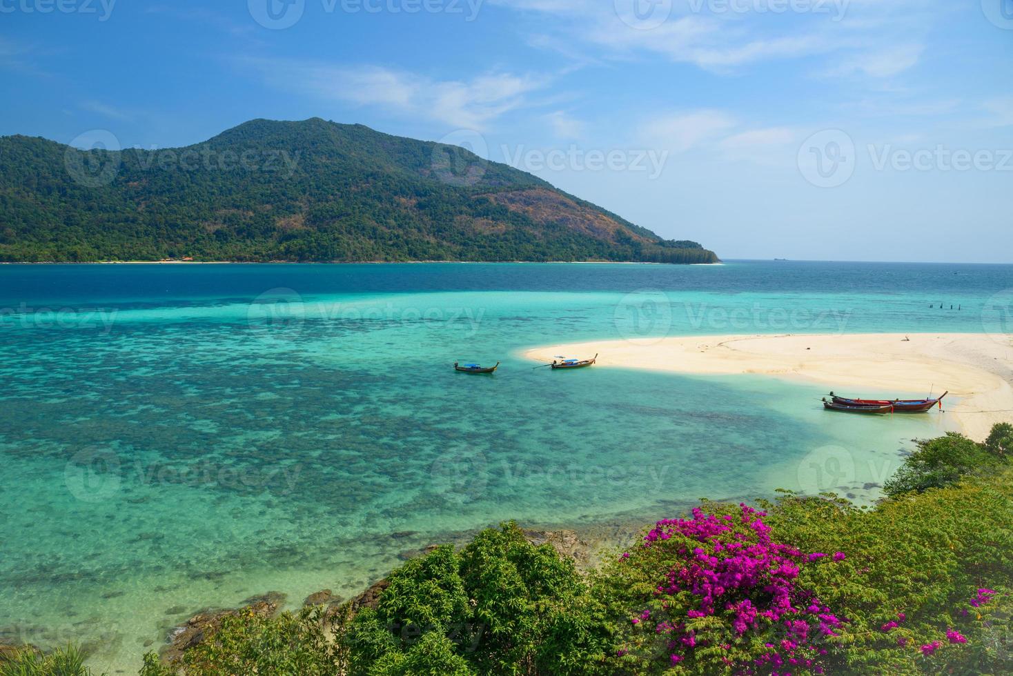 bela praia e barcos longtail na ilha de lipe foto