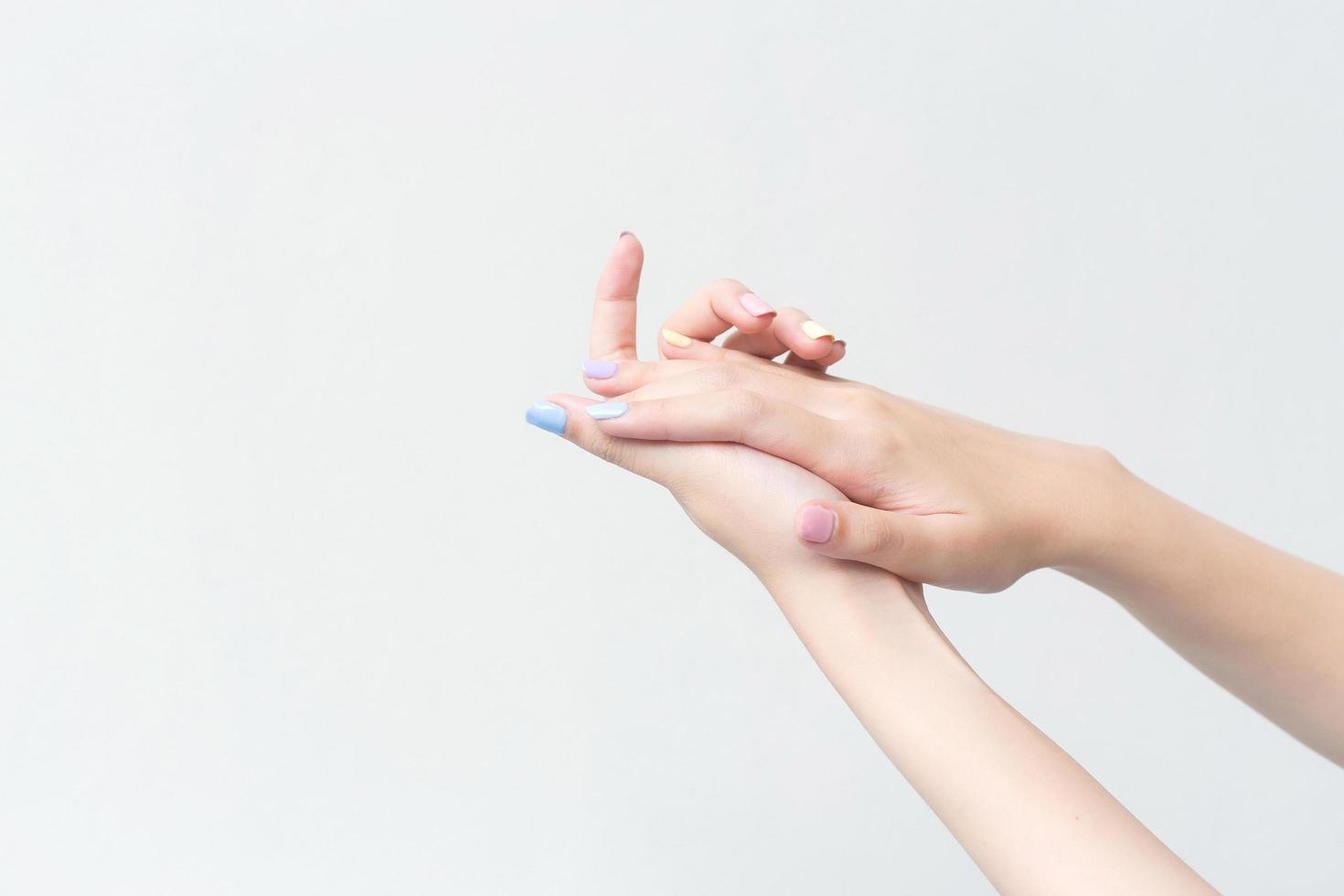 linda mão feminina, mão feminina aplicando loção ou creme para as mãos para cuidar das mãos no conceito de spa e manicure. foto