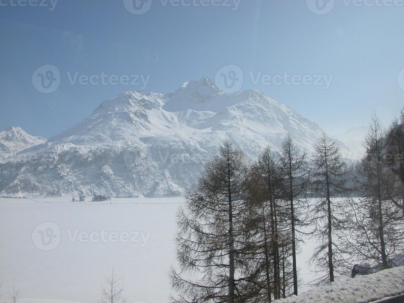 piz bernina cordilheira nos alpes suíços retóricos no cantão gr foto