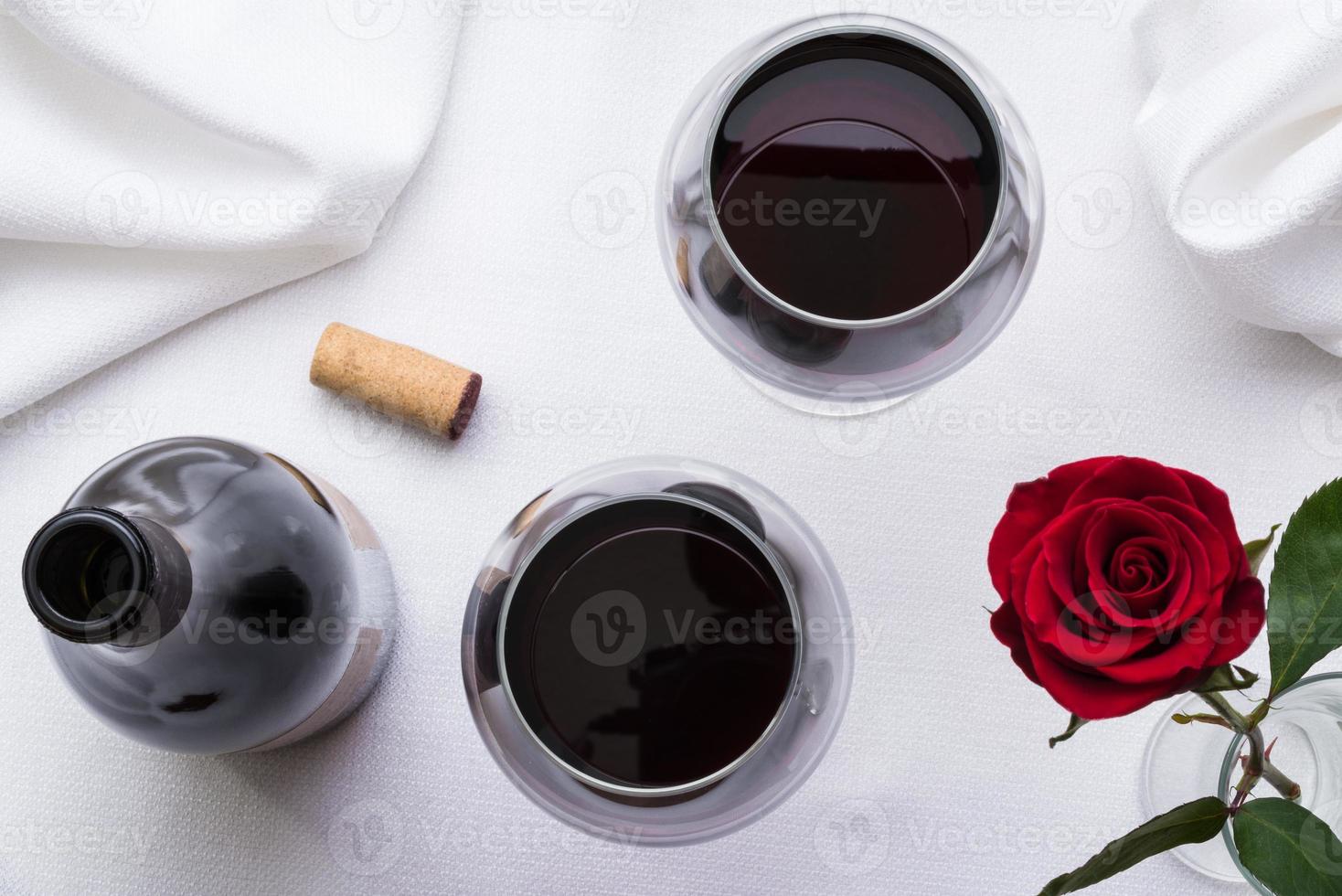 garrafa de vinho tinto e dois copos foto