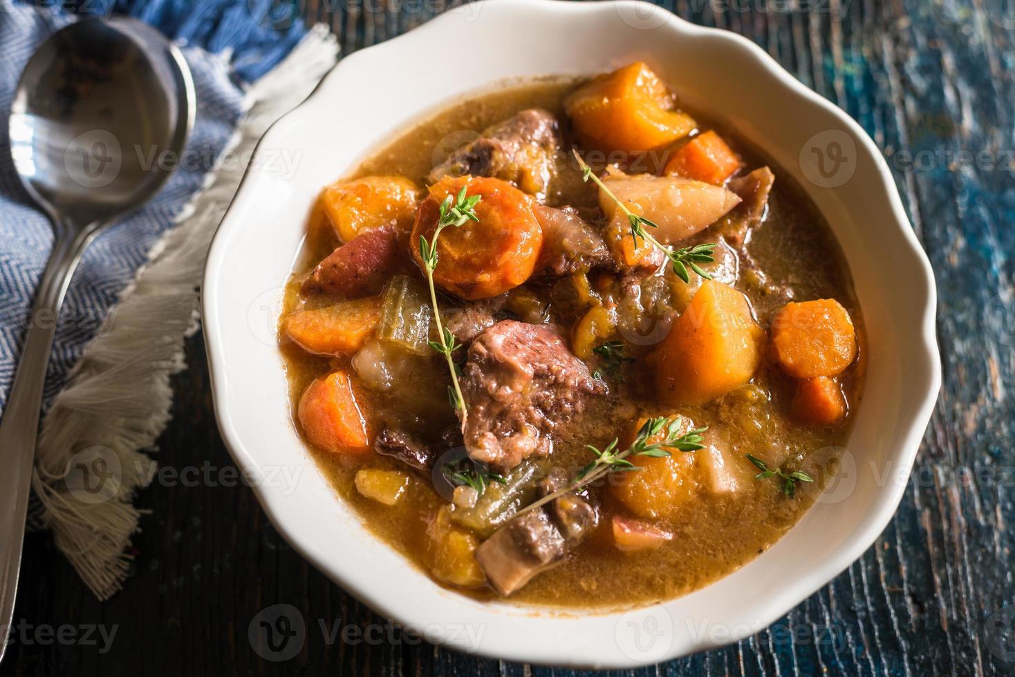 ensopado de carne e legumes foto