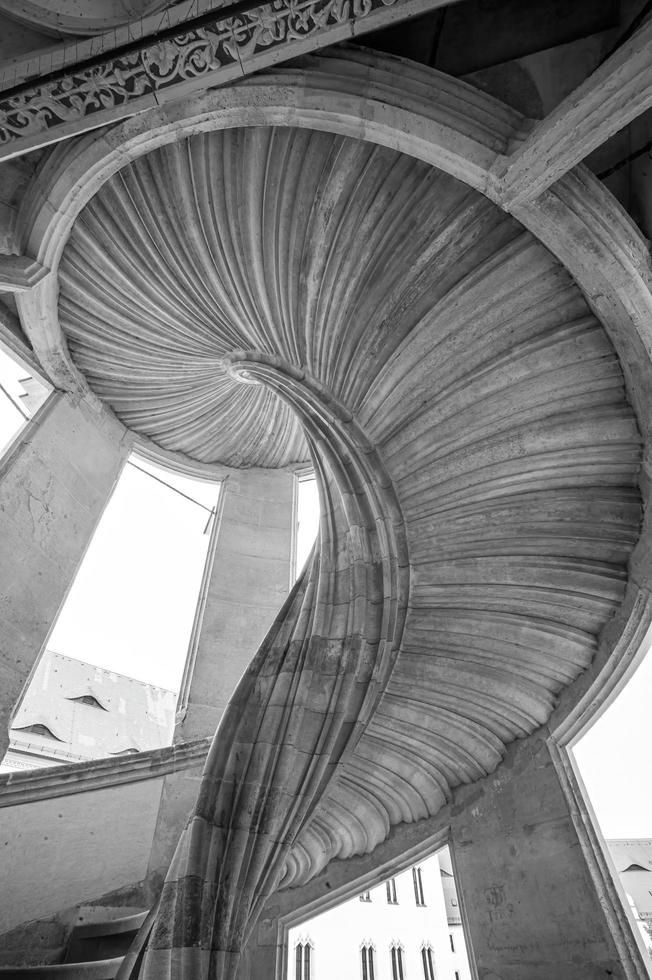 torgau, alemanha, 2020 - escala de cinza, tiro de ângulo baixo de um castelo de escada em espiral hartenfels foto