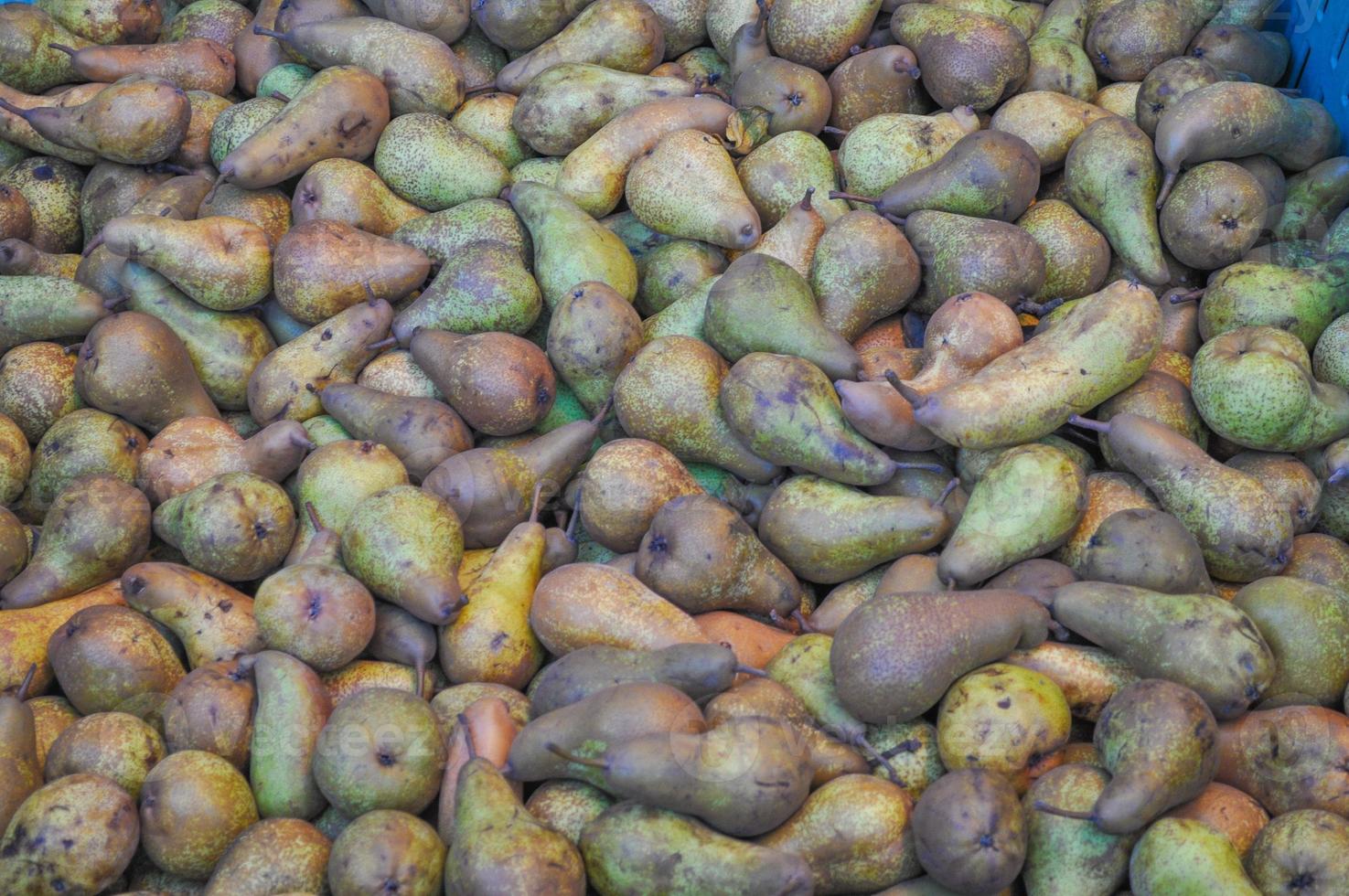 frutas peras em caixa em uma prateleira de mercado foto