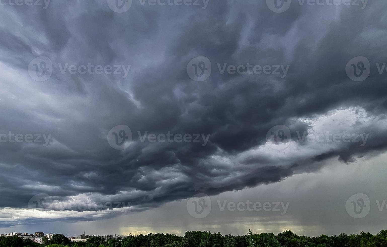 nuvens de tempestade. céu dramático sobre a cidade. tempo de trovoada. chuva derrama de nuvens cumulus. foto