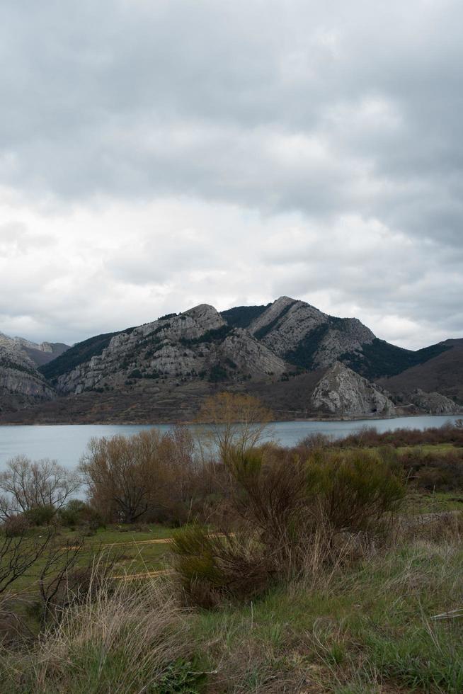 tiro vertical de uma paisagem montanhosa viajando de leon para asturias. caldas de luna, espanha. foto