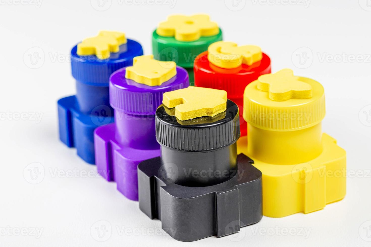 tintas de dedo infantil de cores diferentes em um fundo branco foto