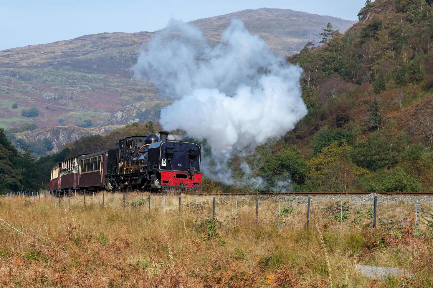 Snowdonia, País de Gales, 2012. Welsh Highland Railway pelo Rio Glaslyn foto