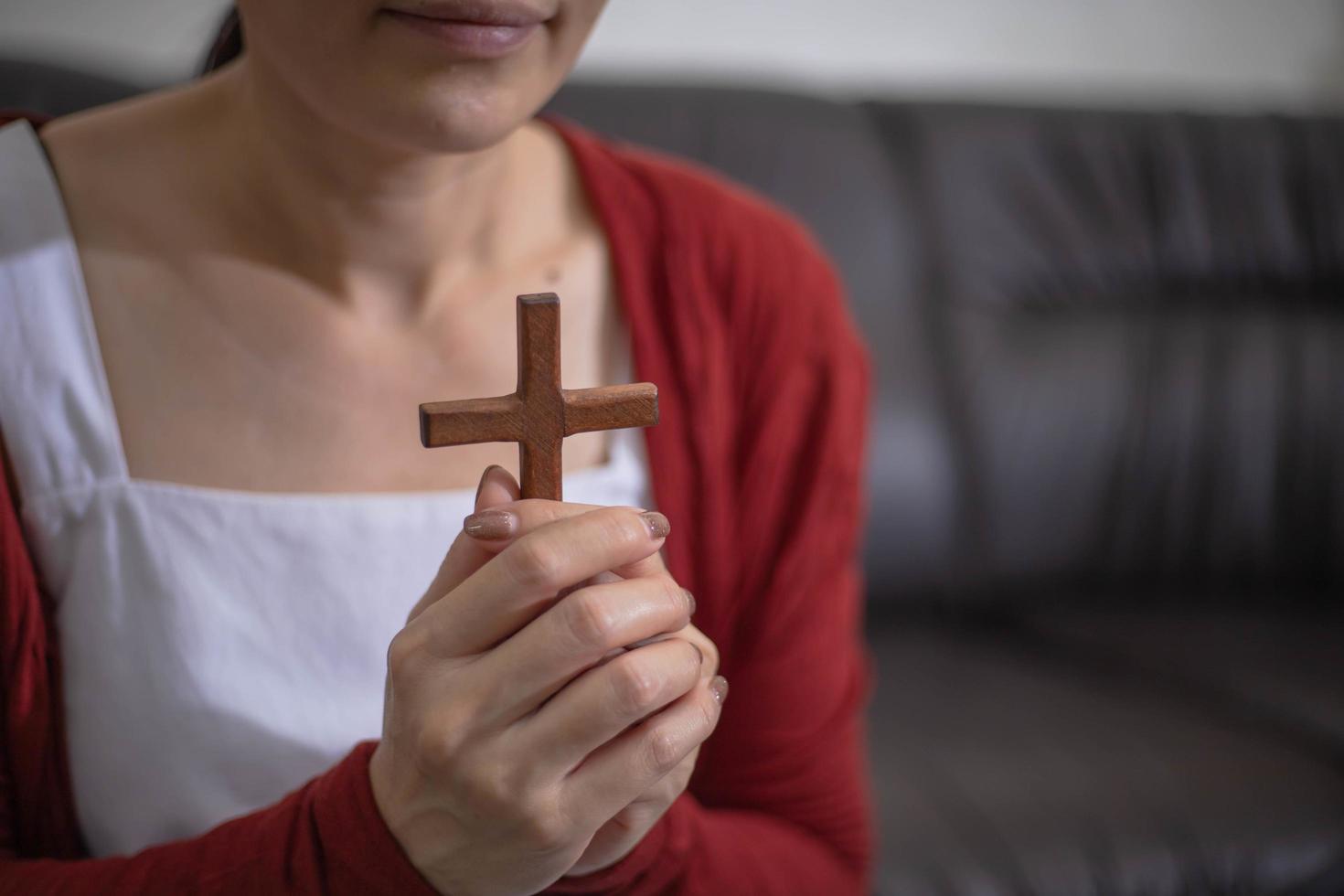 mão de mulher com conceito cruzado de esperança fé cristianismo religião igreja online foto