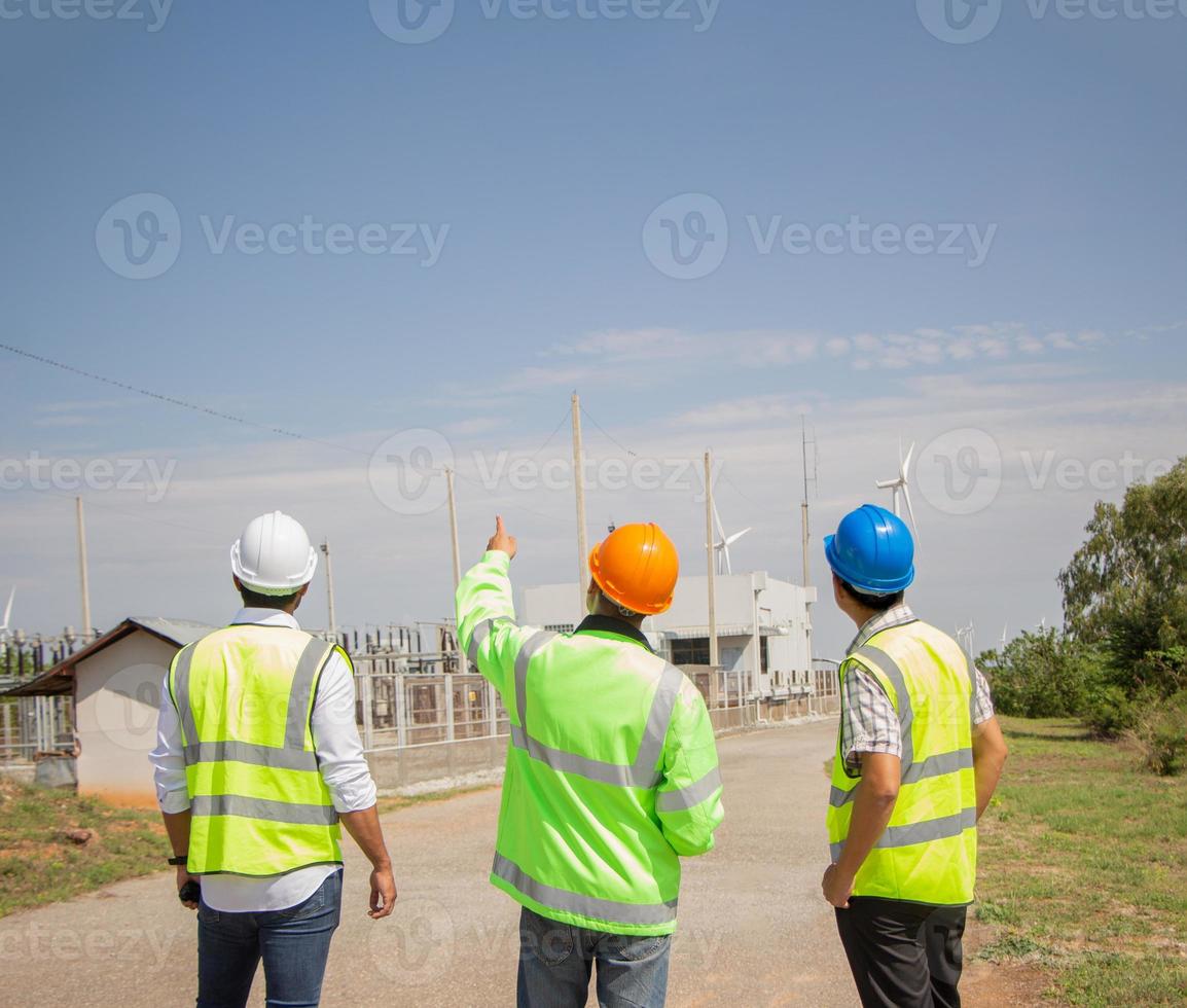 equipe de engenheiros trabalhando na fazenda de turbinas eólicas. energia renovável com gerador eólico pelo conceito de energia alternativa. foto