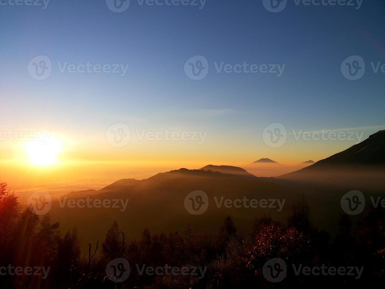 pôr do sol na colina em dieng indonésia foto