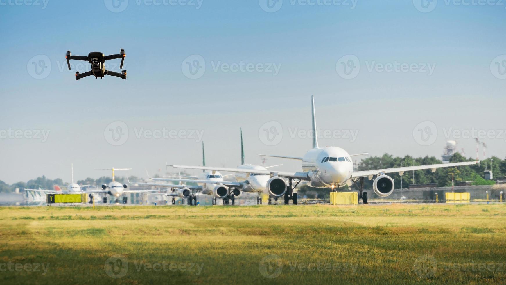 drone não tripulado voando perto de aviões - conceito de interrupção de voo foto