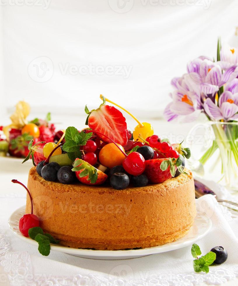 bolo de chiffon com frutas de verão e creme. foto