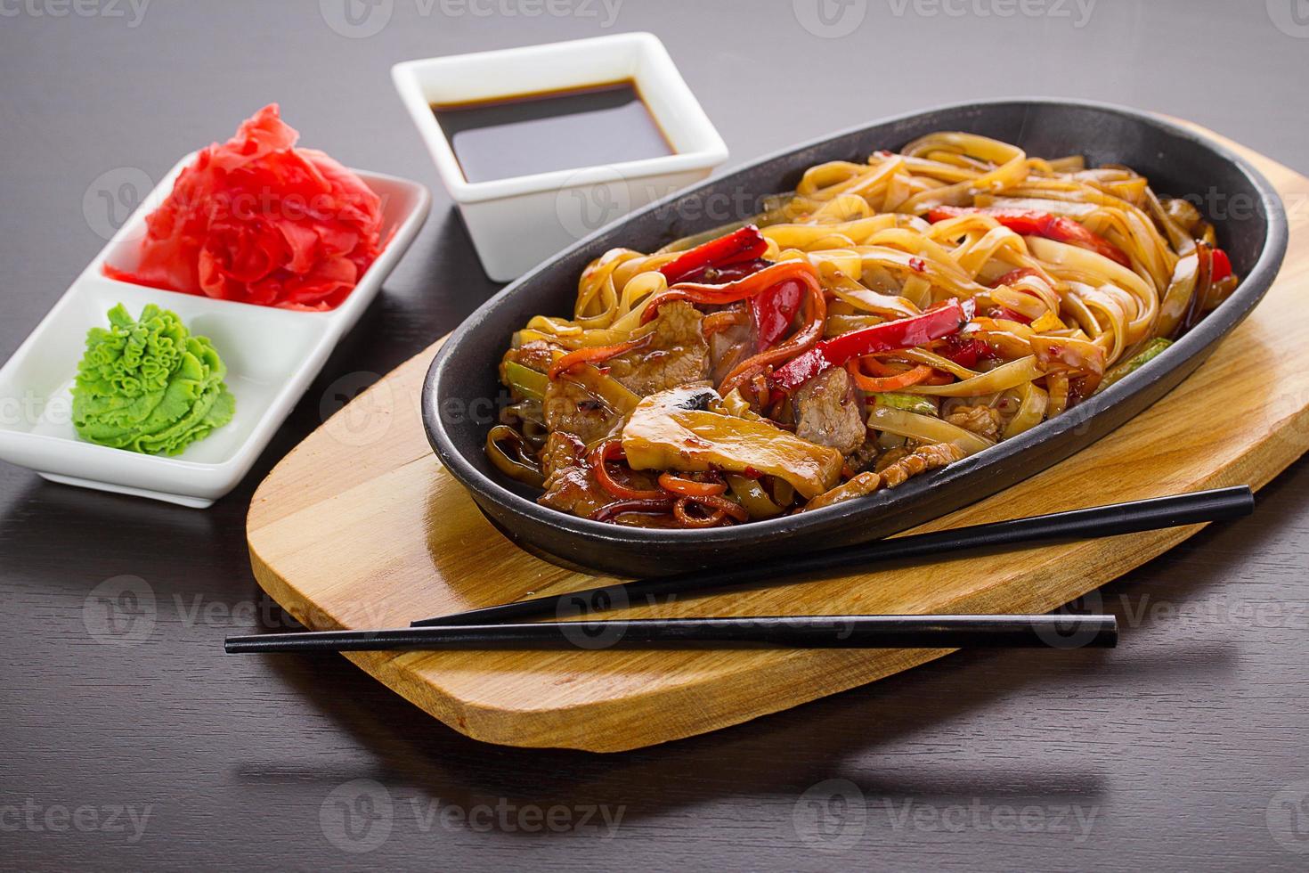 udon (macarrão grosso de trigo) com carne e legumes foto