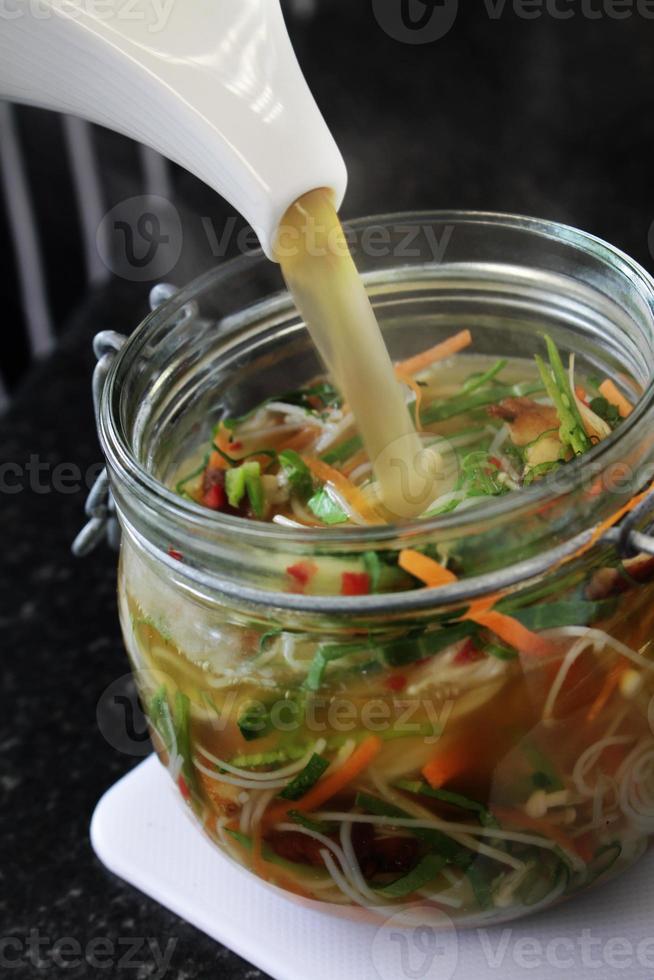 macarrão em vaso com legumes foto