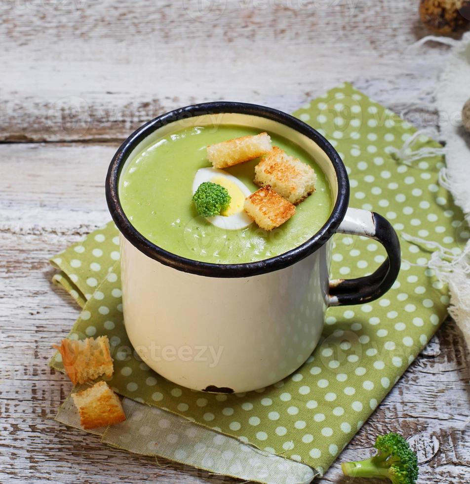 sopa de creme de brócolis verde com croutons foto