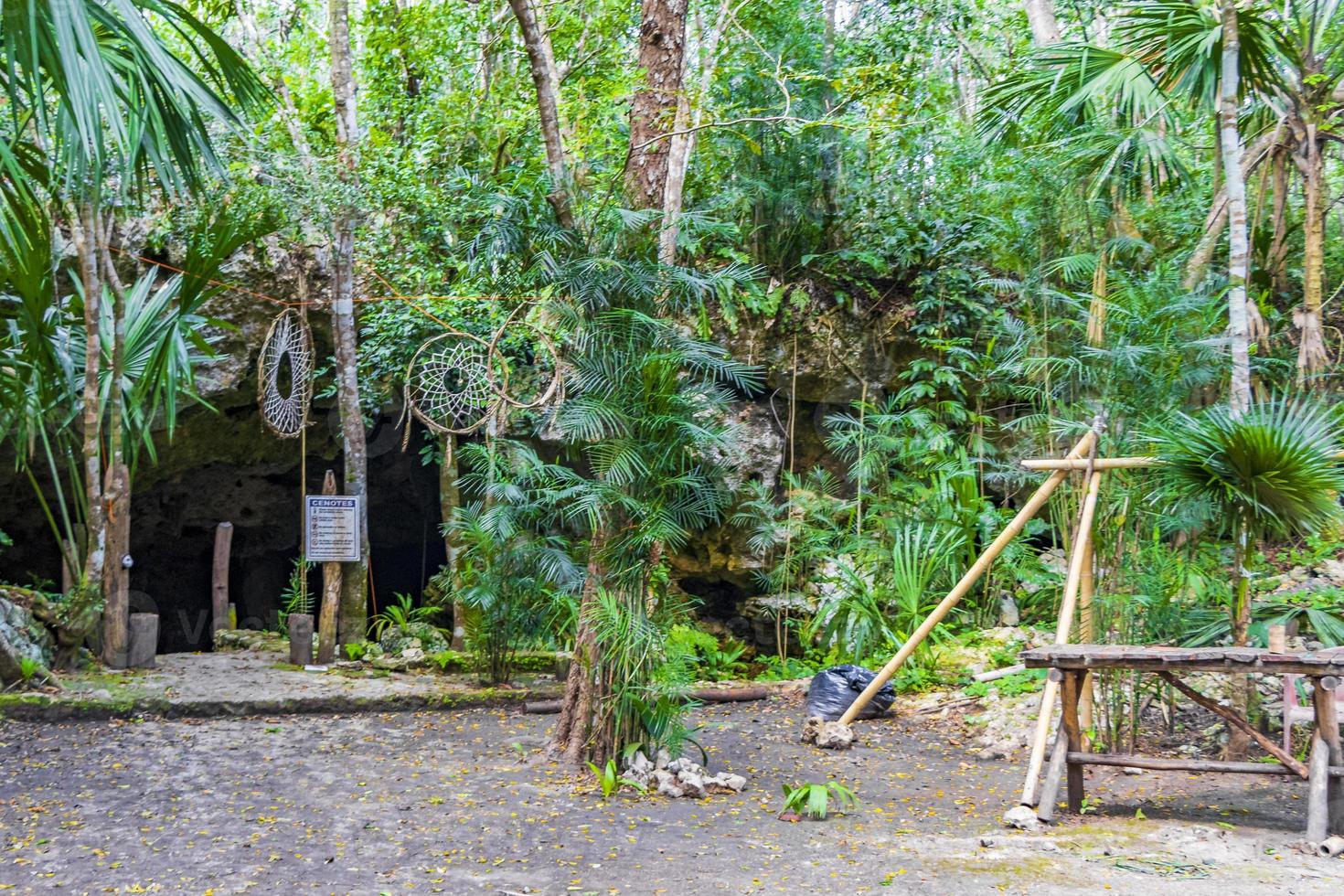 incrível água azul turquesa e caverna de calcário cenote méxico. foto