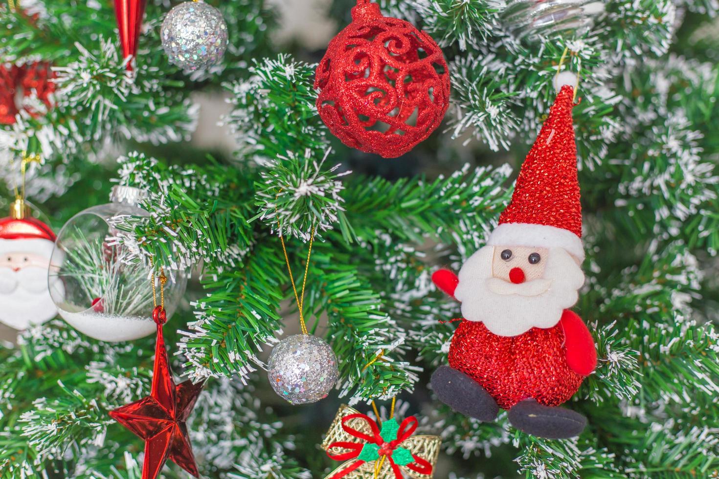 abeto ou galho verde decorado com coisas de cores vermelhas, douradas e prateadas como um fundo de natal ou ano novo. foto