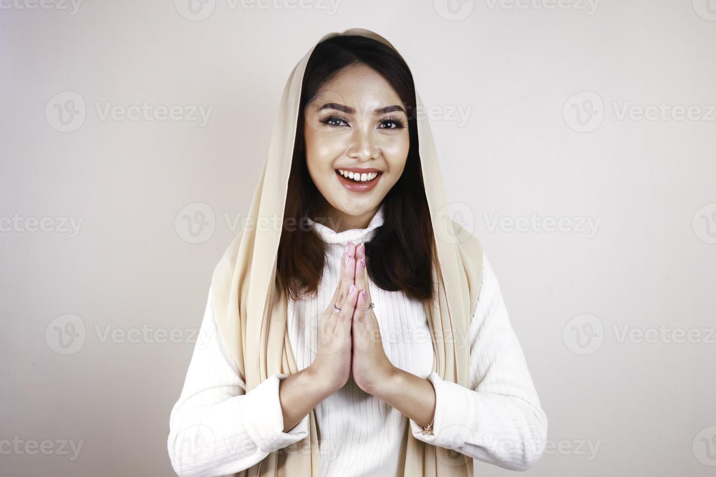 retrato linda jovem muçulmana vestindo um hijab. saudação eid mubarak foto