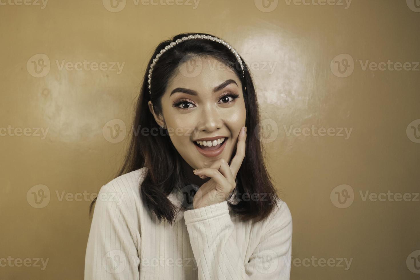 conceito de beleza de uma mulher asiática sorridente. cuidados com a pele. cosméticos. foto