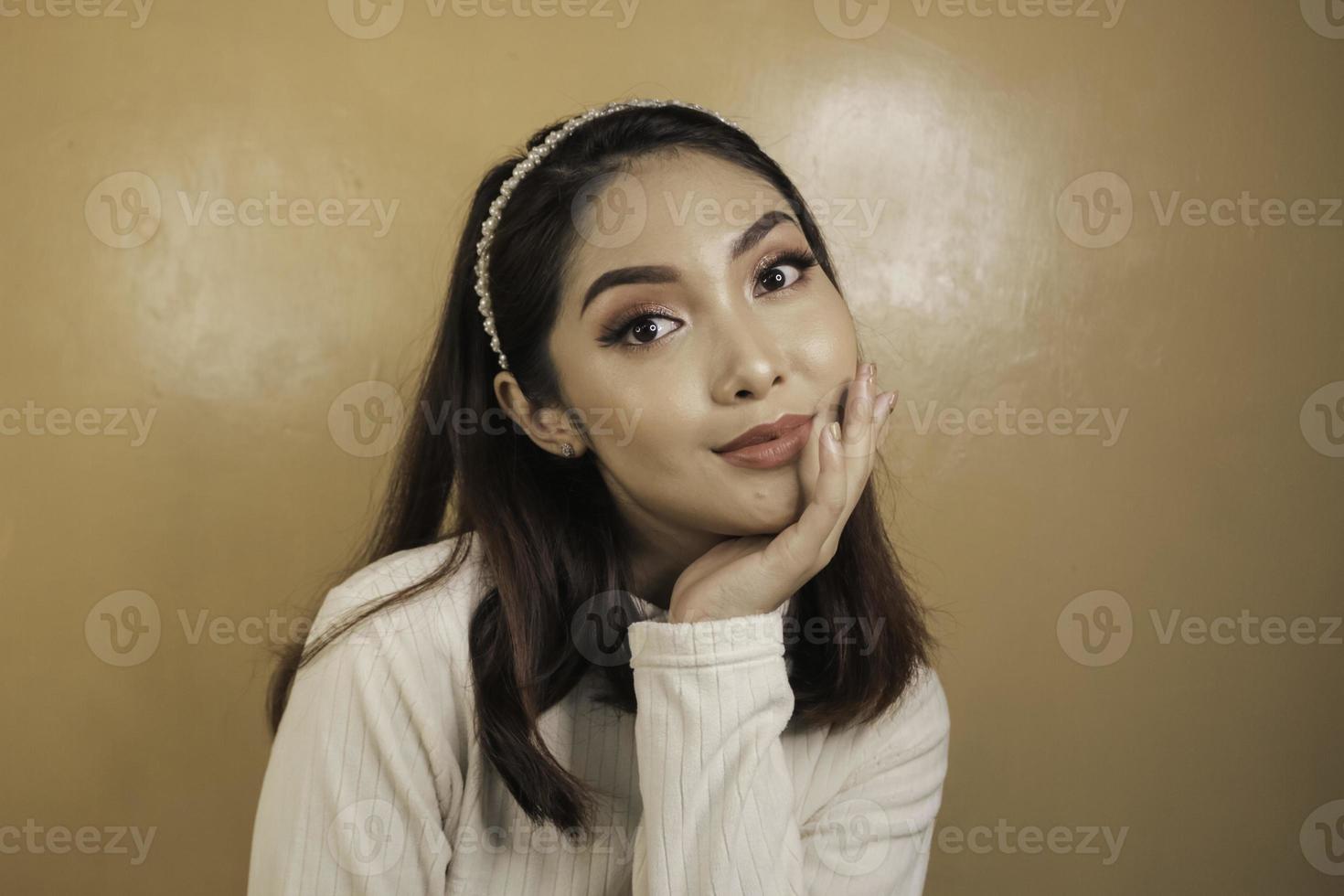 conceito de beleza de uma mulher asiática sorridente. cuidados com a pele. cosméticos. foto