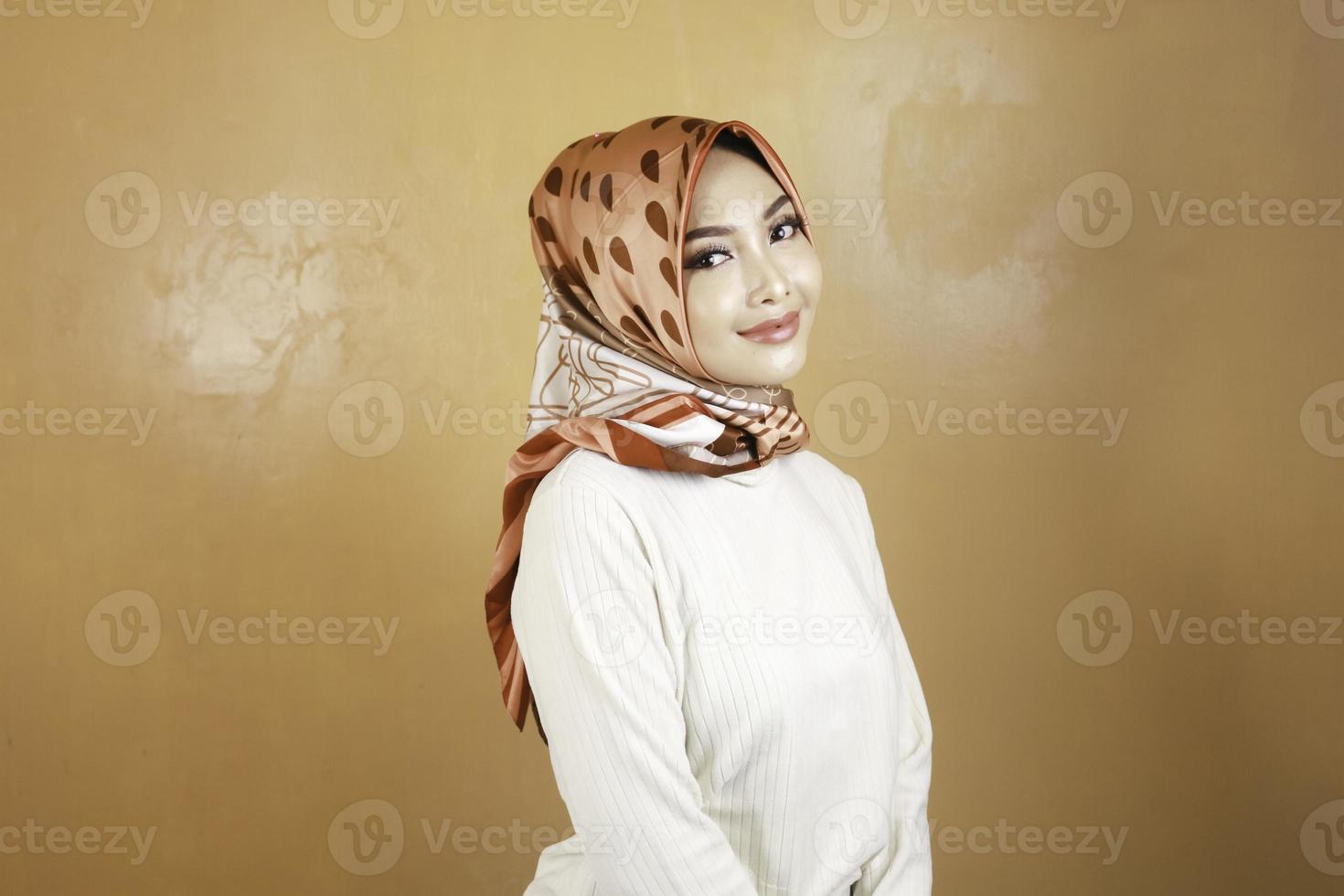 alegre jovem bela mulher muçulmana asiática sorrindo. foto