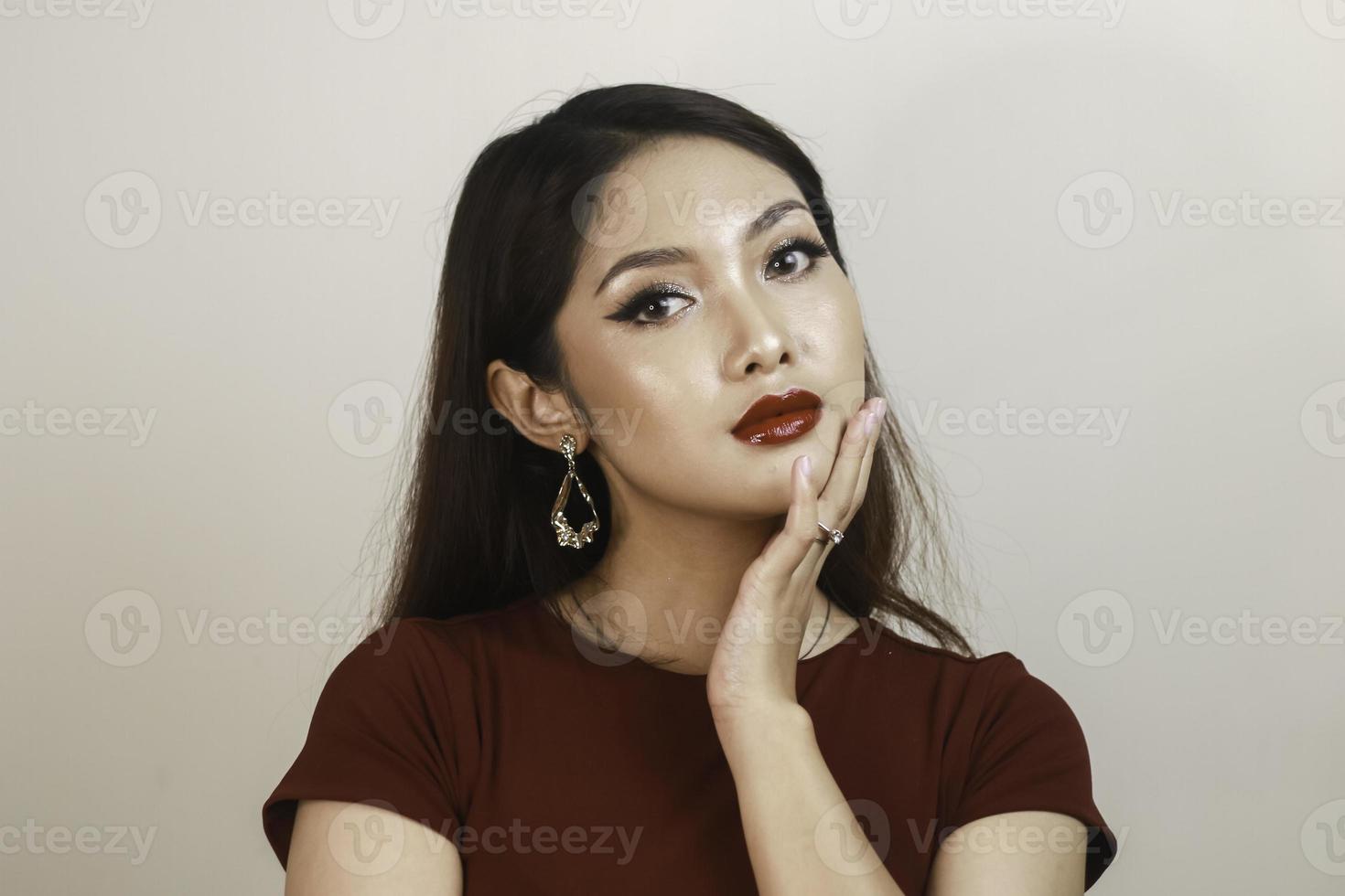 conceito de beleza de uma linda mulher asiática. cosméticos. foto