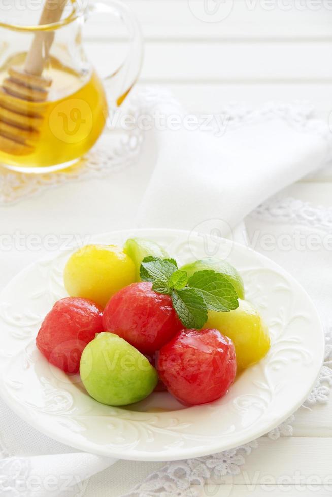 a salada de sobremesa de melancia e melão com mel. foto