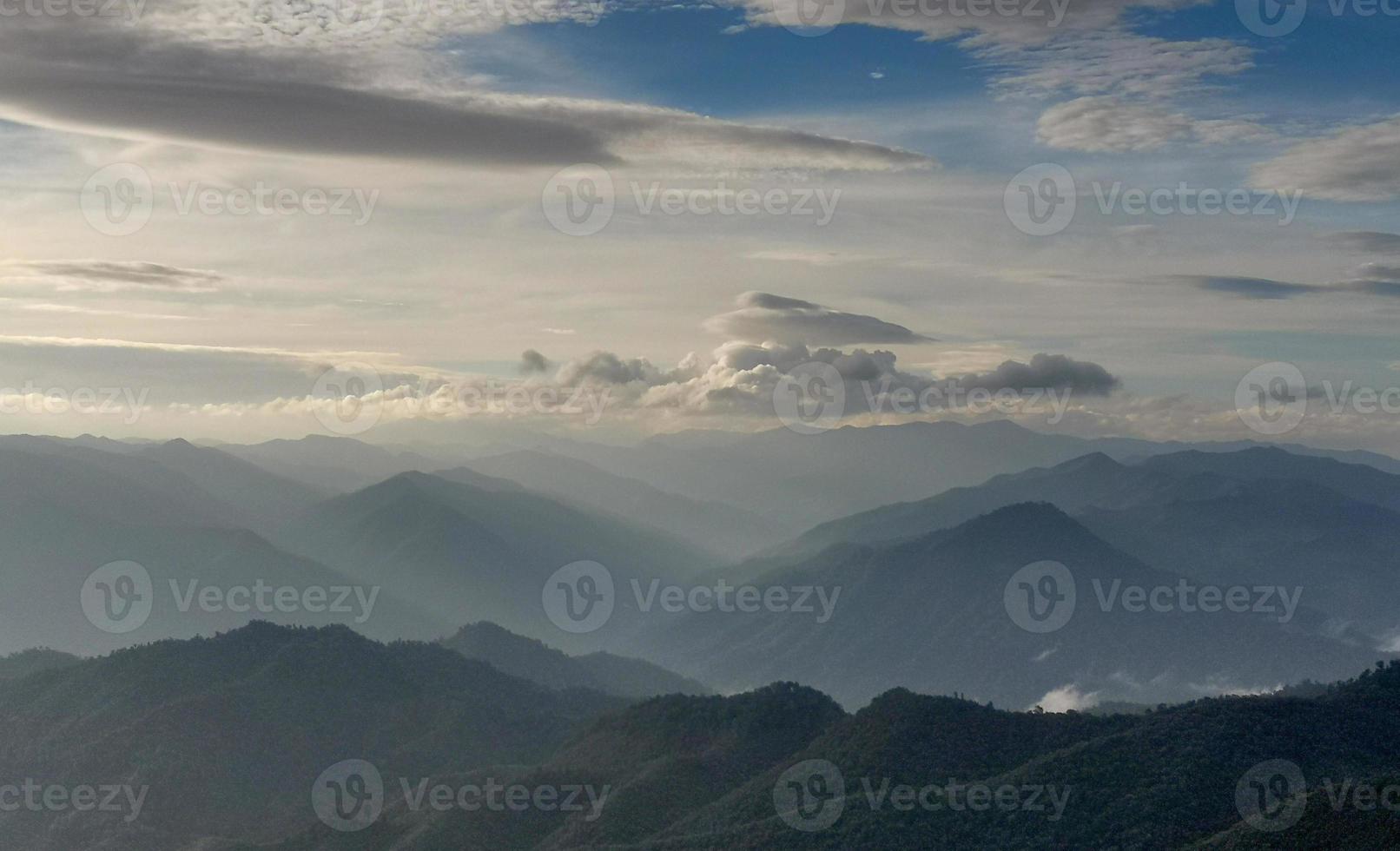 vista da montanha e lindo céu. foto