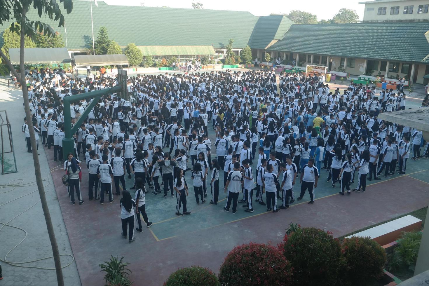 Palangka Raya, Indonésia. 29 de julho de 2016 - alunos se exercitando foto