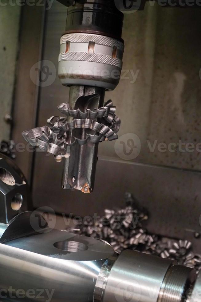 peças de metal de aço sólido montadas em mandris de tornos automáticos cnc de alta precisão, tornos de 4 eixos, indústria metalúrgica, corte de aço, processamento de eixo de metal em um torno na oficina. foto