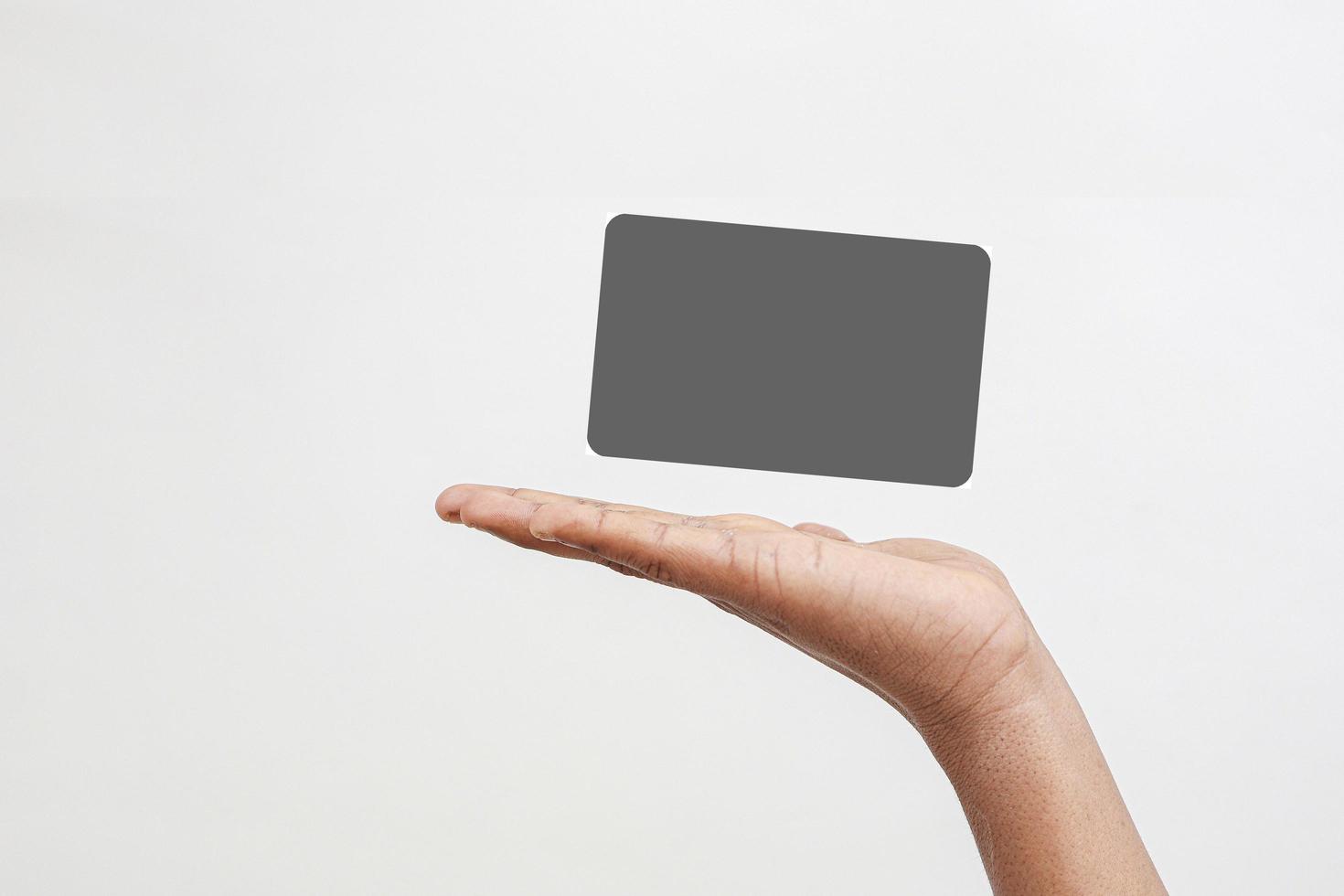 mão segure cartões de crédito na mão isolados no fundo branco. foto