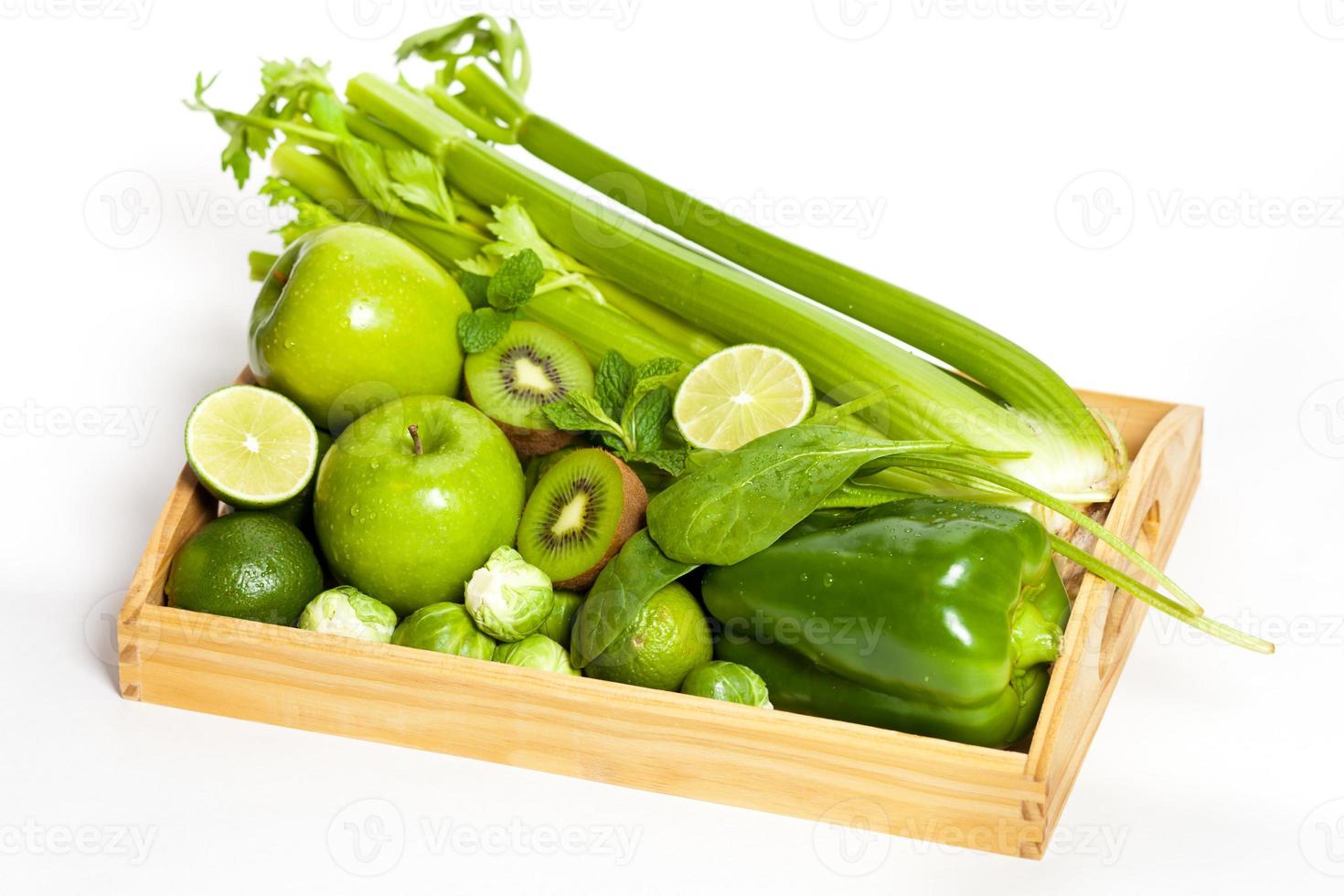 frutas e legumes verdes frescos foto