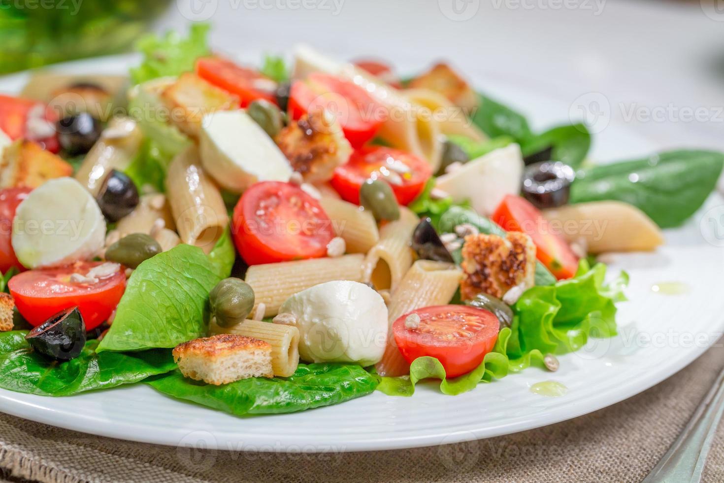 salada primavera saudável com legumes foto