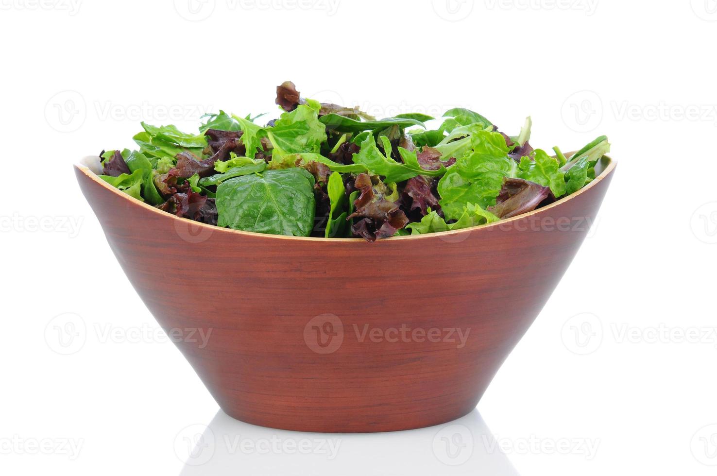 saladas verdes em uma tigela de madeira foto