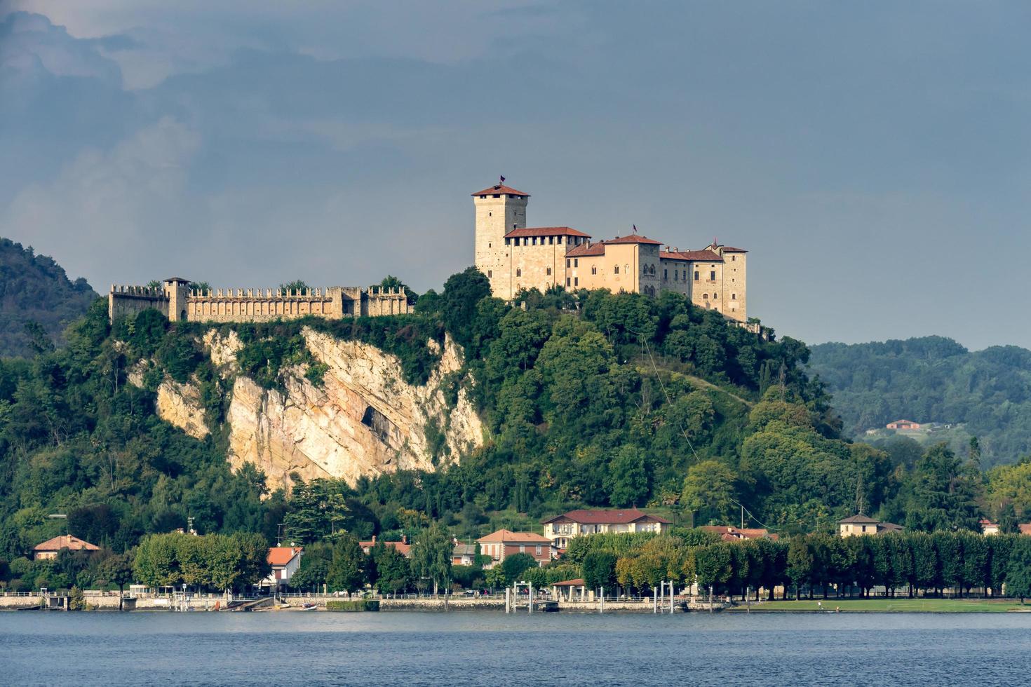 castelo rocca d'angera em angera no lago maggiore piemonte itália foto