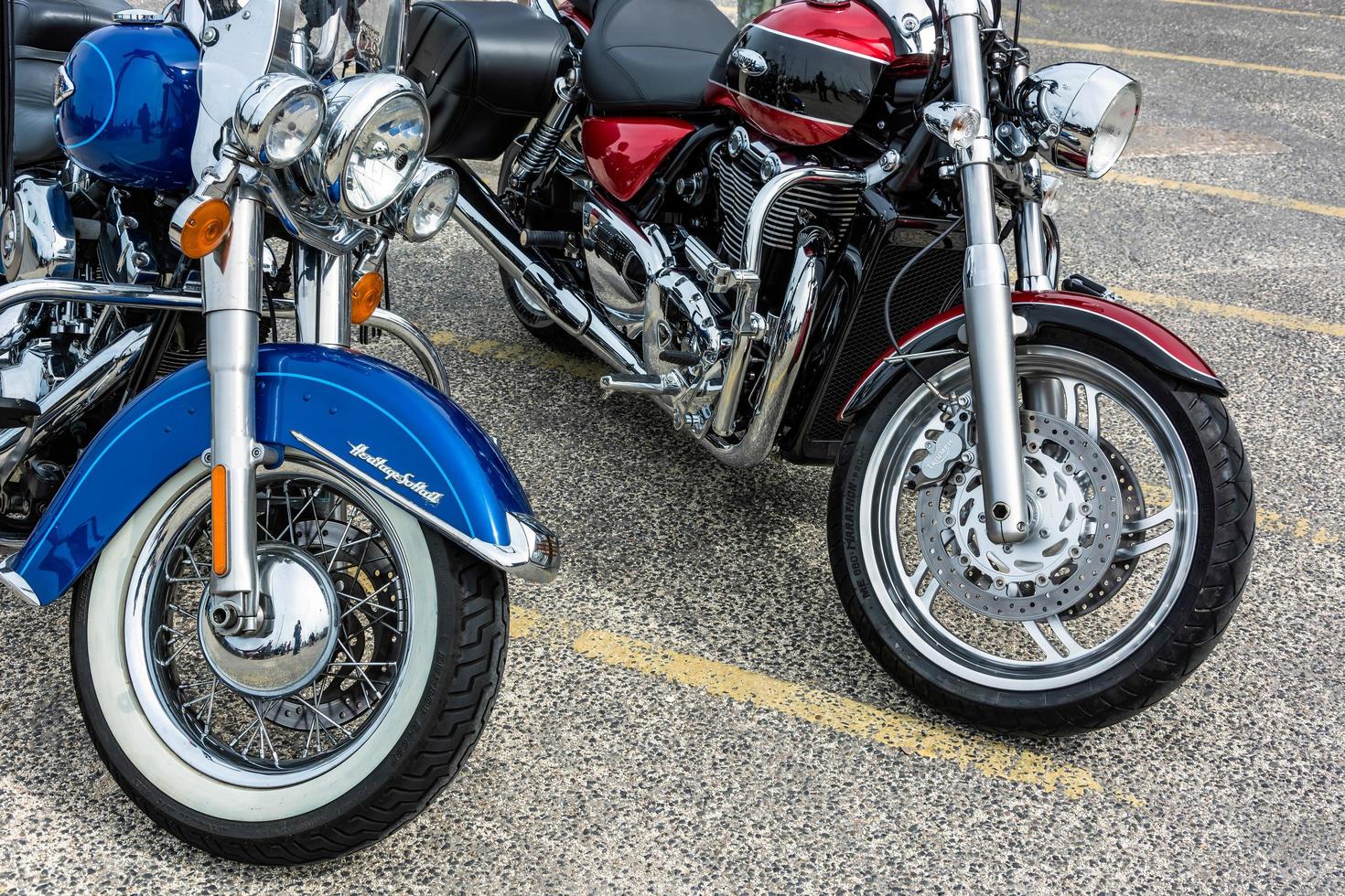 whitstable, kent, reino unido, 2013. close-up de duas motocicletas estacionadas foto