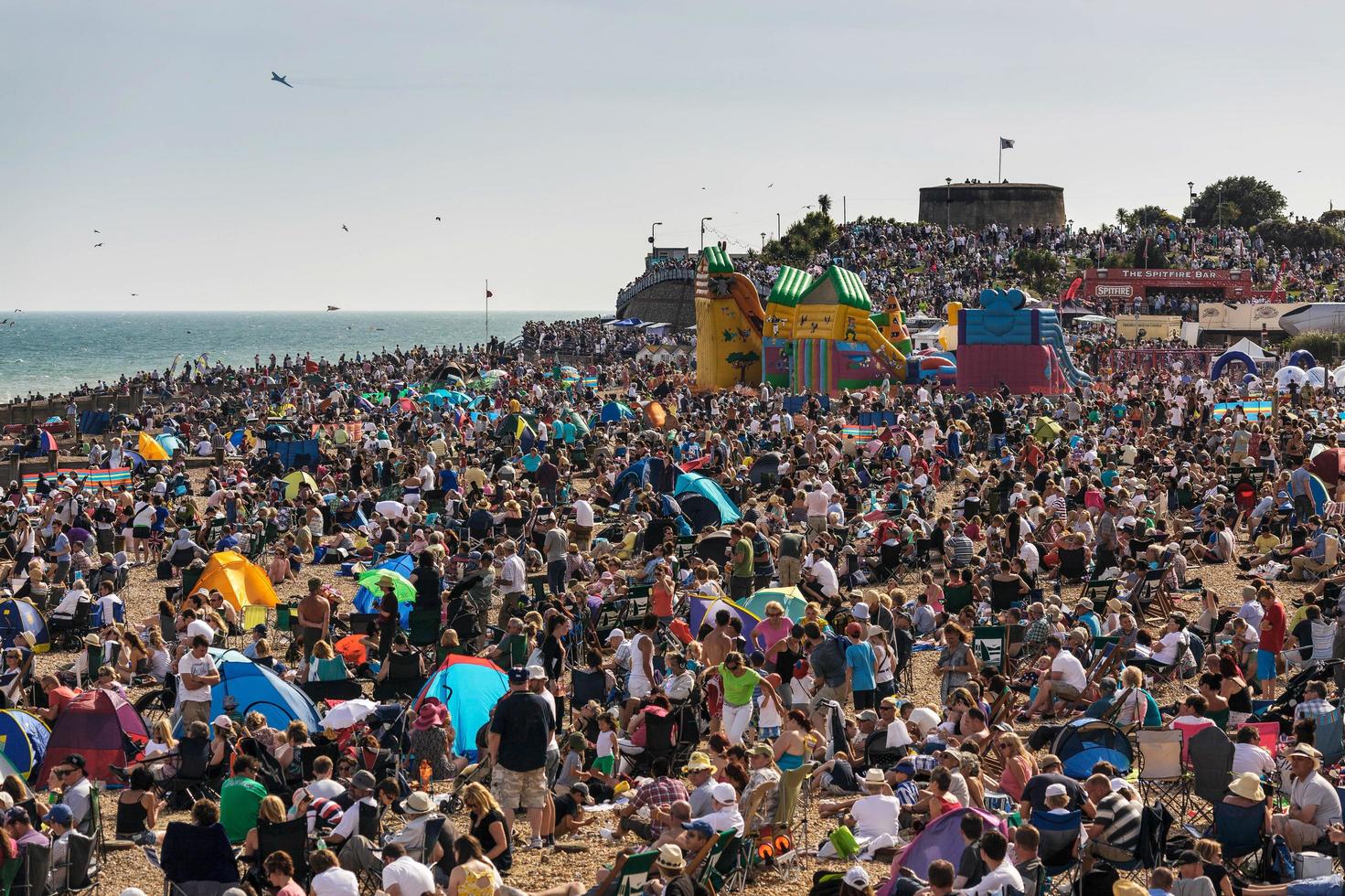 Eastbourne, East Sussex, Reino Unido, 2014. praia lotada de Eastbourne foto