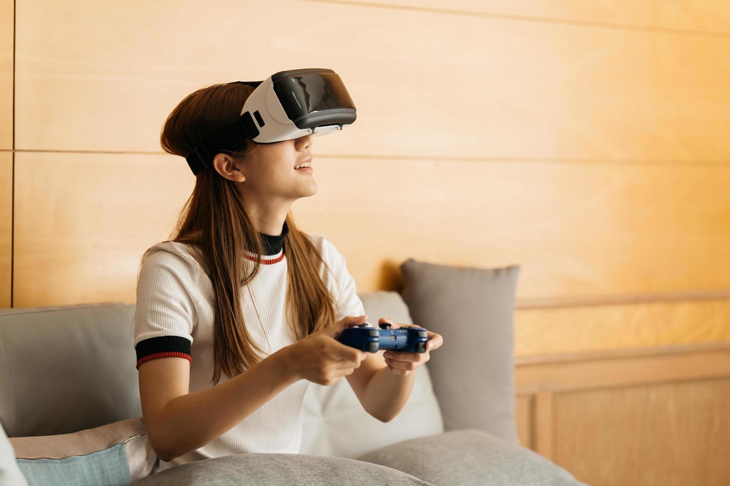 fone de ouvido de interação de realidade virtual por mulher jovem e bonita asiática usando ar tocante durante a caixa de vr para jogar mídia futura de simulador de jogo. conceito de dispositivo de inovação futurista digital de tecnologia foto