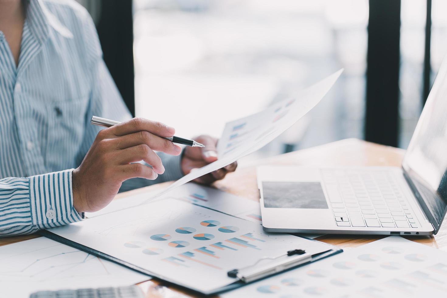 empresário financeiro analisa o gráfico de desempenho da empresa para criar lucros e crescimento, relatórios de pesquisa de mercado e estatísticas de renda, conceito financeiro e contábil. foto