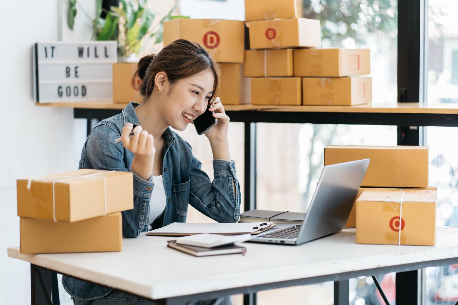 começando pequeno empresário sme freelance, retrato de mulher jovem trabalhando em casa, caixa, smartphone, laptop, on-line, marketing, embalagem, entrega, sme, conceito de comércio eletrônico foto