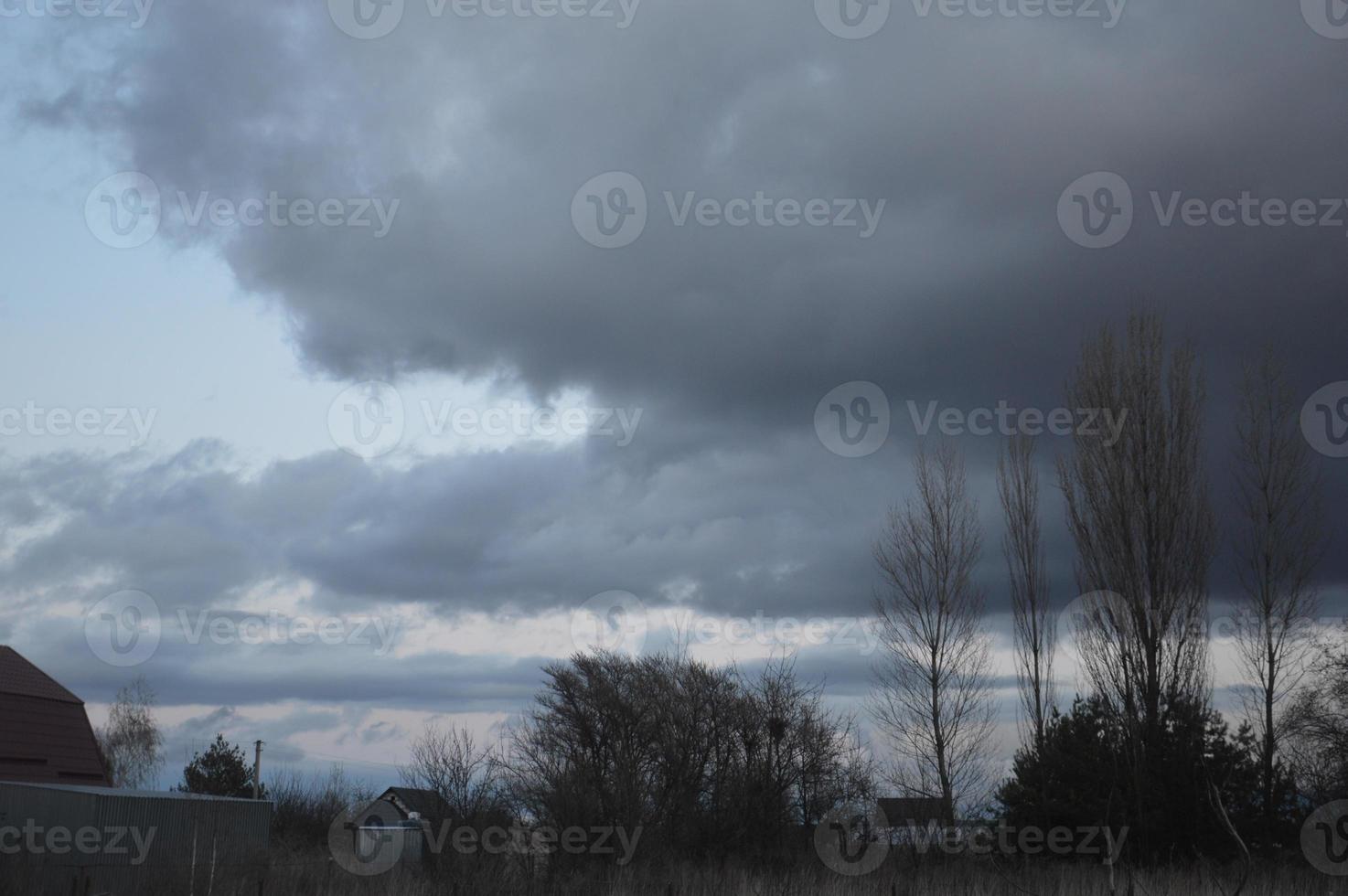 nuvens de trovoada à noite no céu da aldeia foto