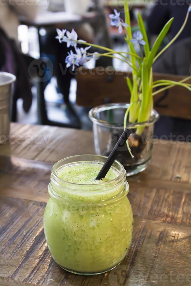 smoothie de desintoxicação verde apresentado em um pote de vidro com um canudo foto
