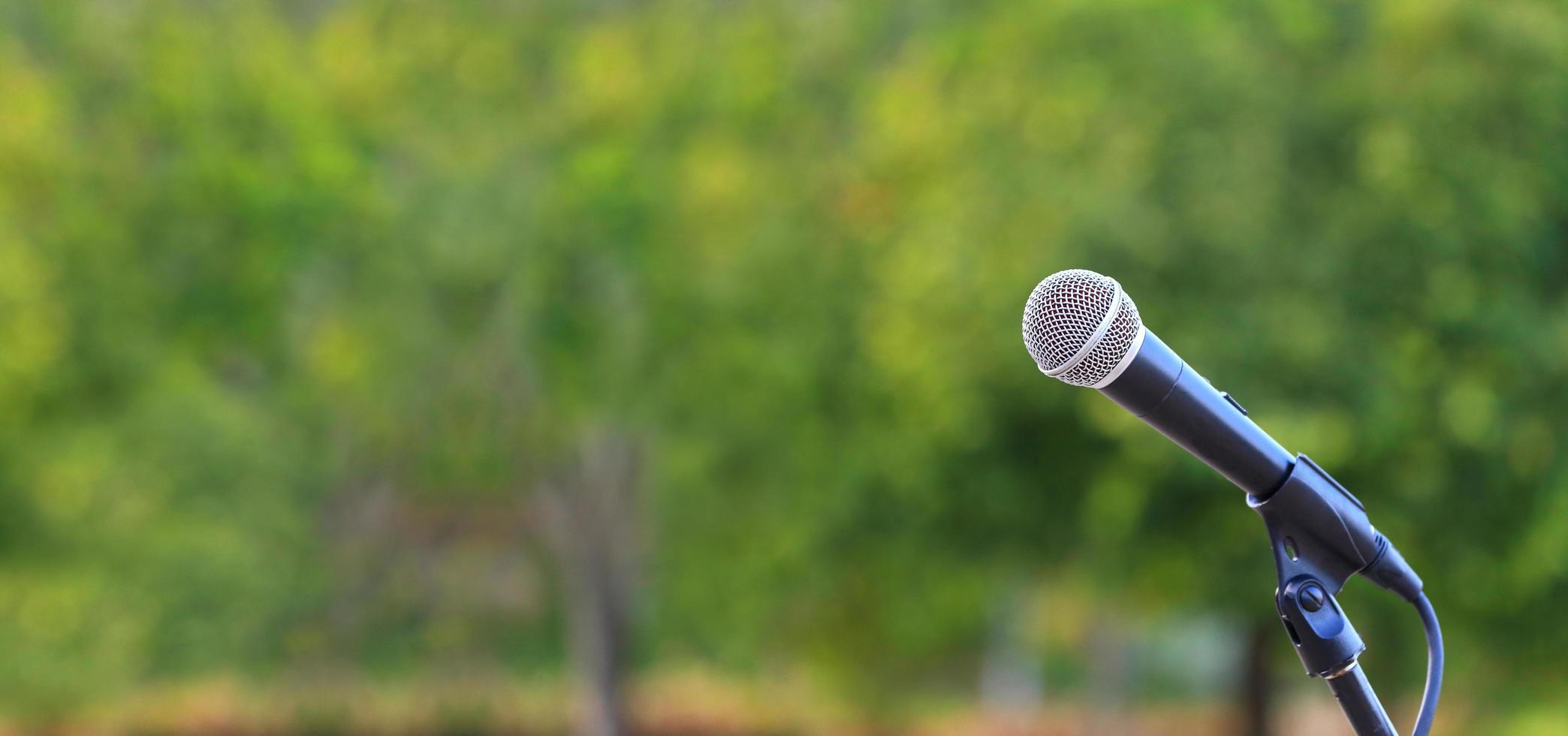 microfone em pé para alto-falante no cenário natural ao ar livre para música, concerto e conversa de conscientização ambiental com espaço de cópia foto