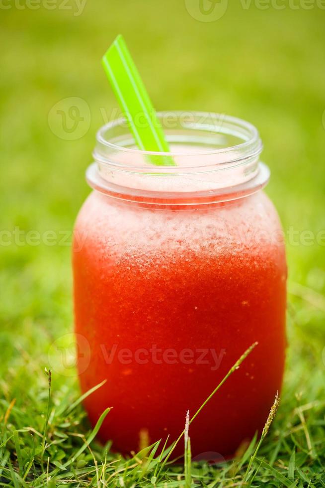 smoothie de melancia na grama foto
