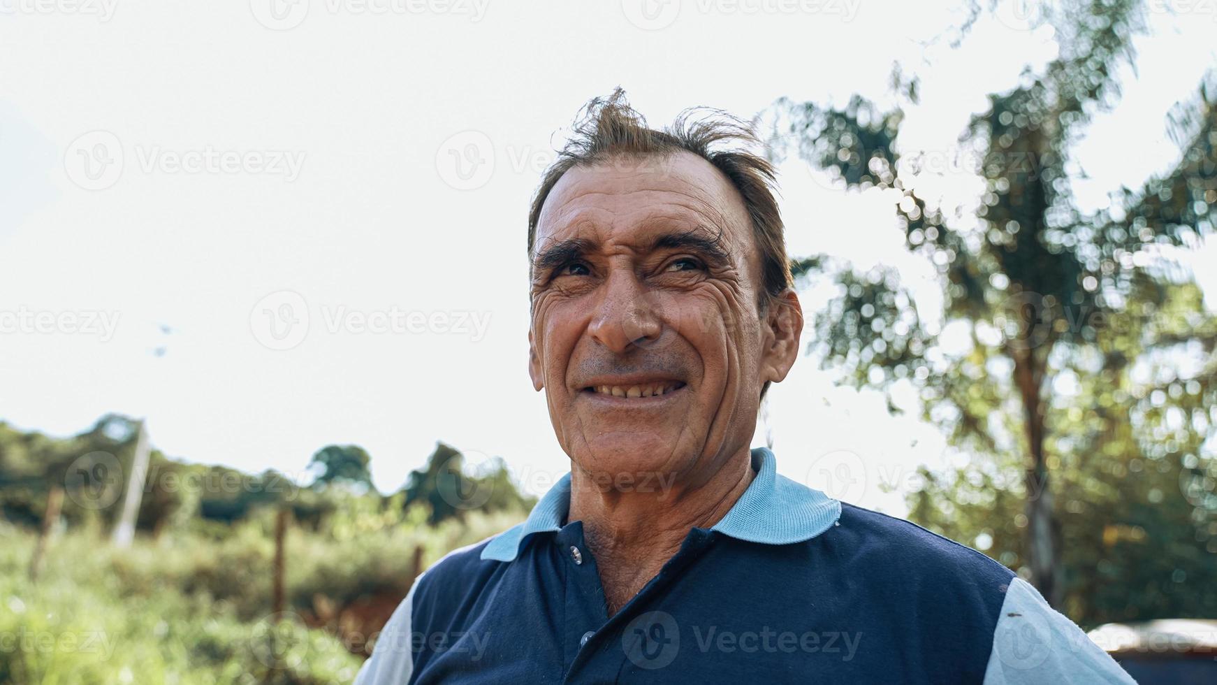 retrato de homem na fazenda no fundo do céu. foto